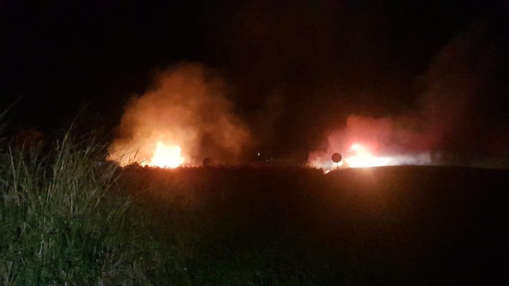Corpo de Bombeiros combate incêndio às margens da BR-277, próximo ao pedágio desativado