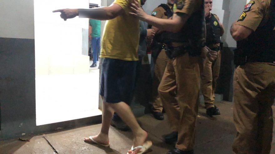 Homem é preso após agredir equipe da Copel no Country