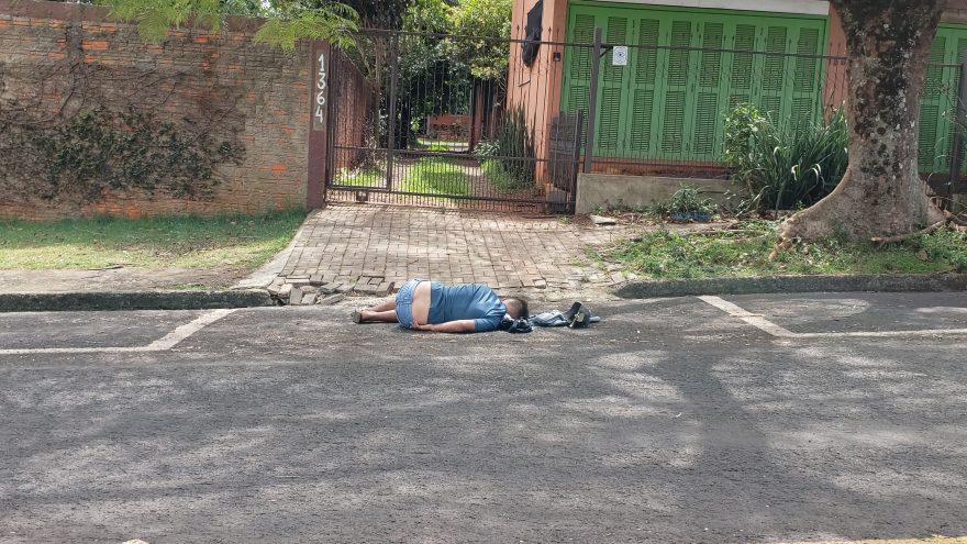 Homem desacordado em via pública preocupa moradores do Parque São Paulo