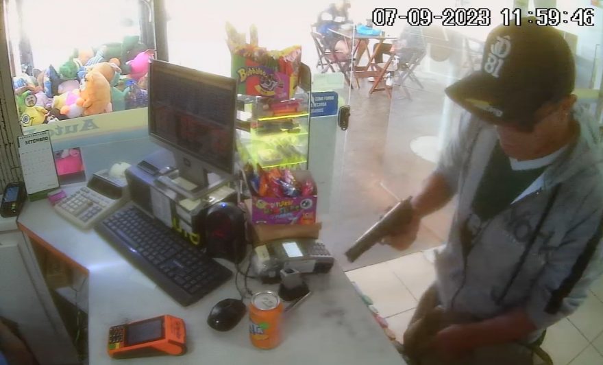 Ladrão armado assalta posto de combustíveis no Centro