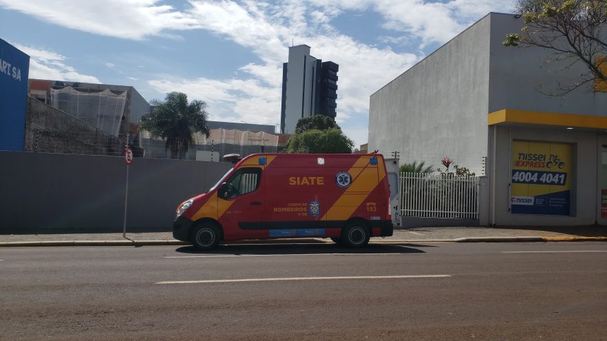 Idosa fica ferida ao tentar atravessar a rua Paraná e cair