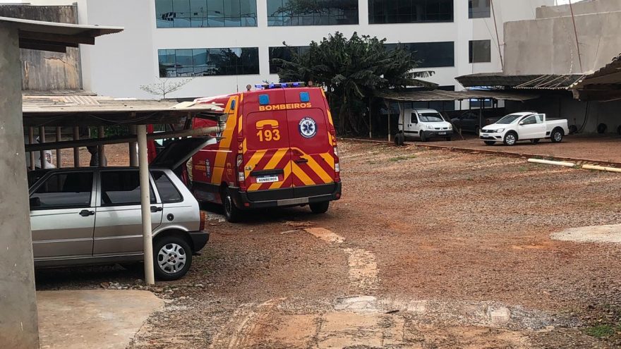 Pessoa fica ferida ao sofrer queda de plano elevado em estacionamento no Centro