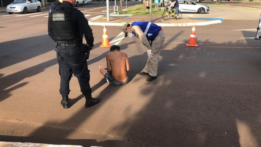 Homem caído na rua mobiliza Siate; Após a chegada dos socorristas ele levantou e foi embora
