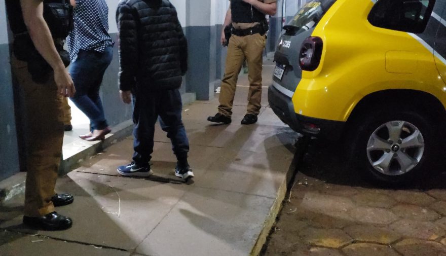Homem é preso ao agredir a mulher em discussão por canal de TV