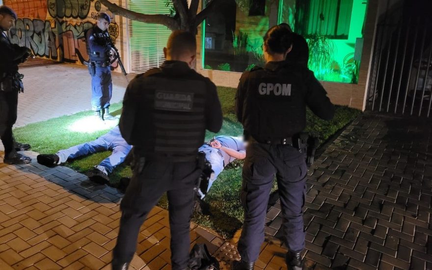 GM detém dupla em posse de revólver calibre .38 no bairro Alto Alegre
