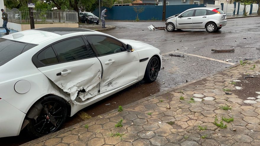 Jaguar e Focus se envolvem em forte colisão no Centro