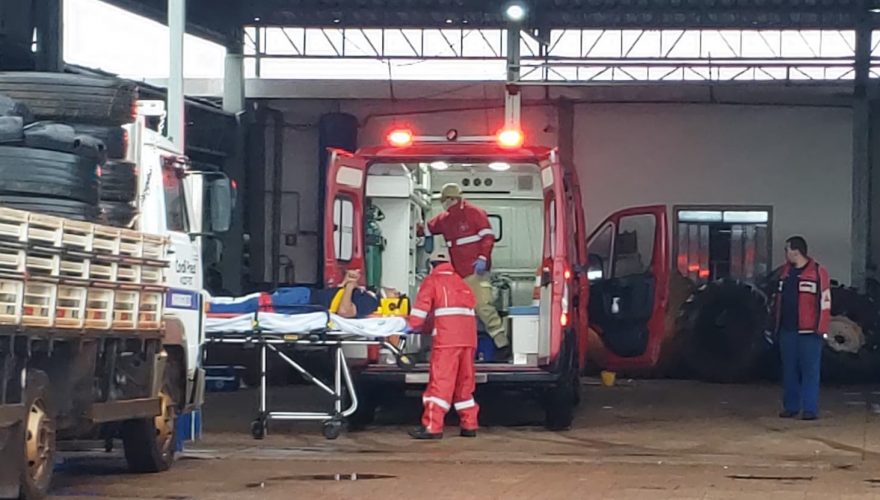 Homem sofre fratura aberta na perna após acidente de trabalho em empresa nas margens da PRc-467