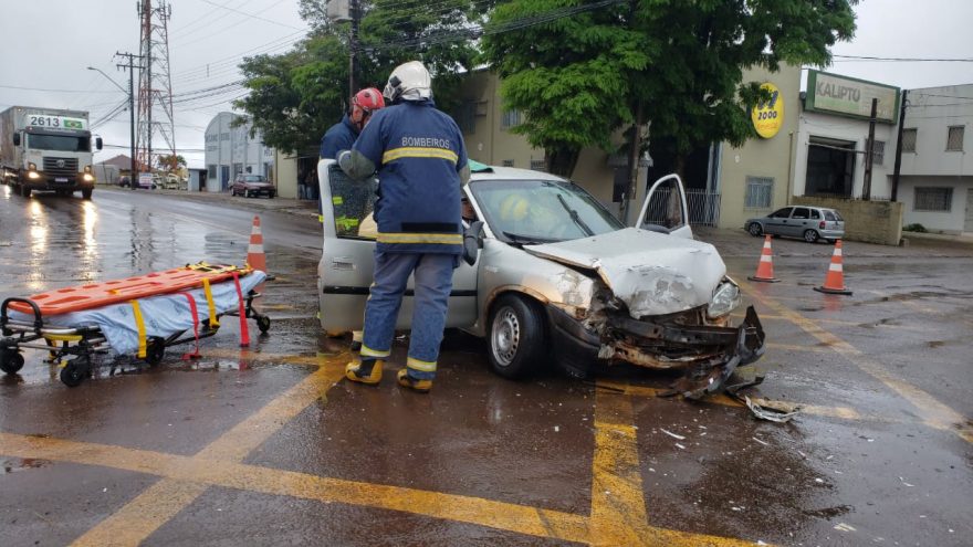 Mulher fica ferida em acidente entre carro e caminhão no Maria Luiza