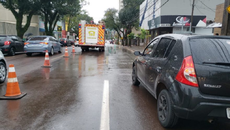 Caminhão do Corpo de Bombeiros se envolve em acidente com Sandero no Centro