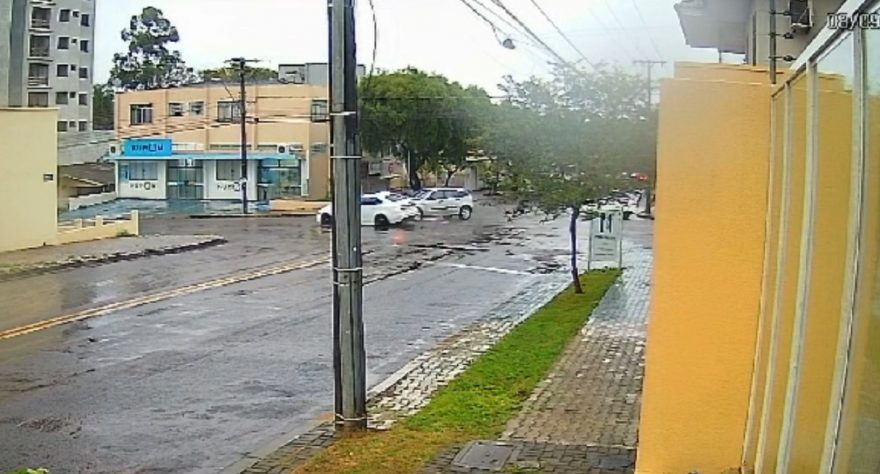 Câmera flagra forte colisão entre Jaguar e Focus no Centro