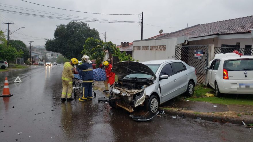Voyage fica destruído e Up! bate contra muro em forte colisão no Parque São Paulo