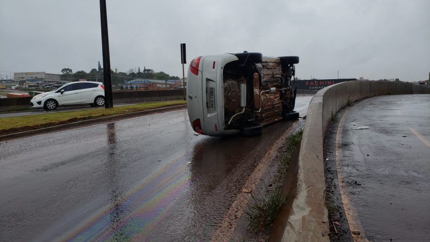 Veículo tomba no viaduto da Olindo Periolo