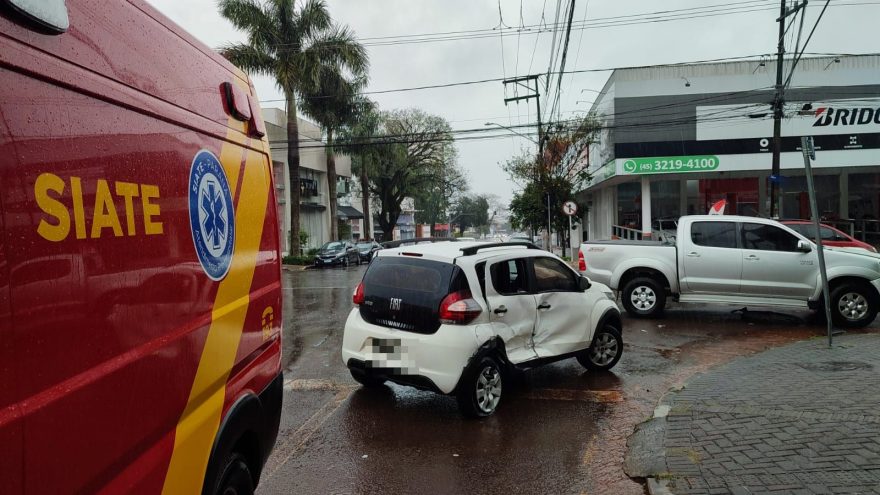 Batida entre Mobi e Hilux deixa duas mulheres e criança feridas