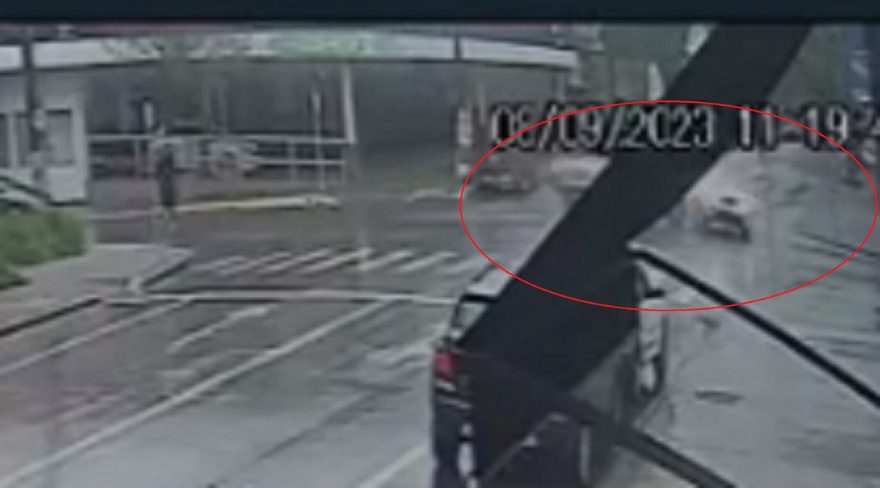 Câmera registra batida entre Mobi e Hilux