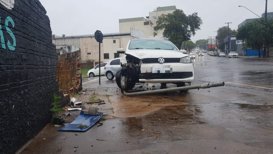 Gol derruba placa após perder o controle da direção na Rua Erechim