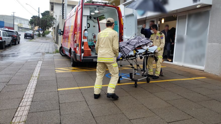Mulher fratura o braço ao sofrer queda em clínica no Ciro Nardi