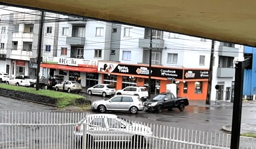 Câmera flagra acidente na Avenida Carlos Gomes