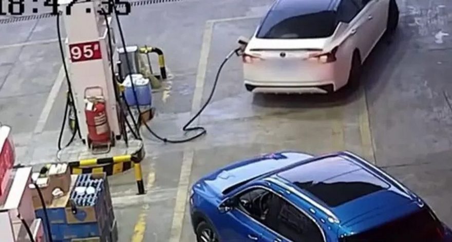 Motorista desatento causa explosão em posto de combustíveis; veja vídeo