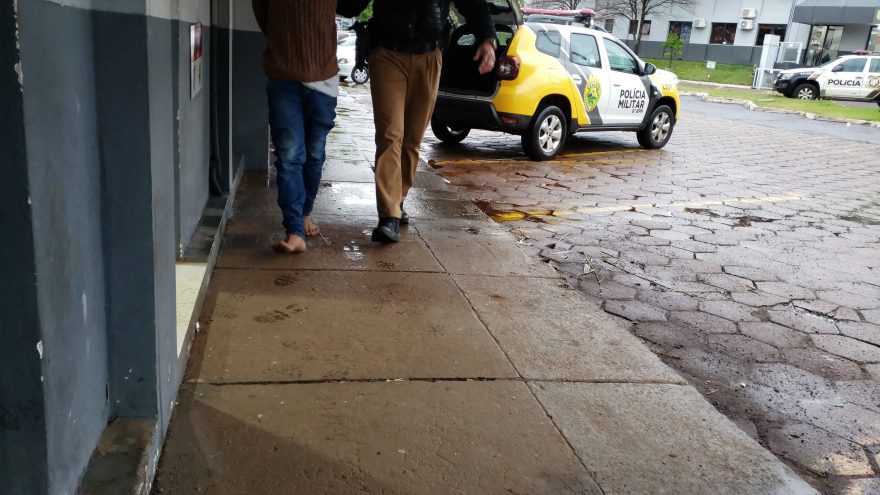 Homem rouba celular, é contido por populares e acaba preso pela PM