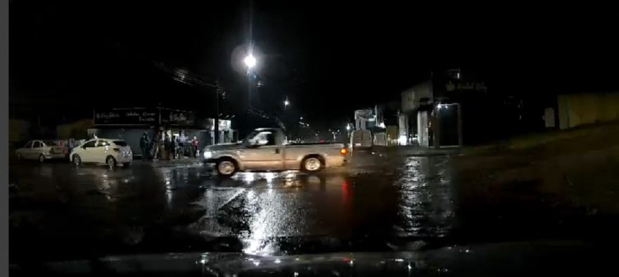 Caminhonete dá “cavalinho de pau” na Rua Pio XII