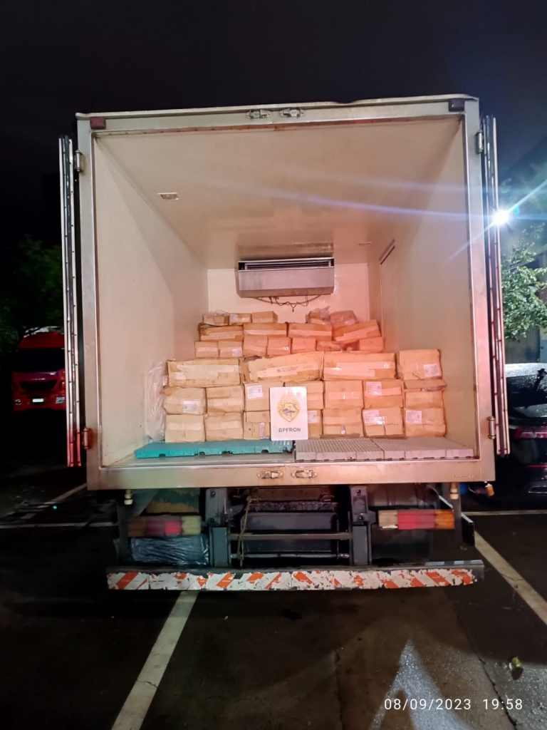BPFron apreende caminhão com 2 toneladas de camarão contrabandeados em Foz do Iguaçu