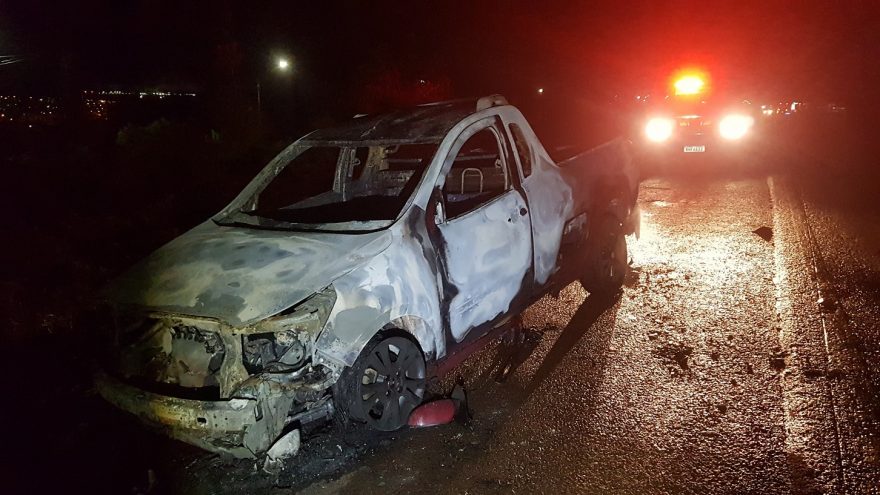 Montana é consumida pelas chamas na rodovia BR-369; carro foi abandonado pelo condutor