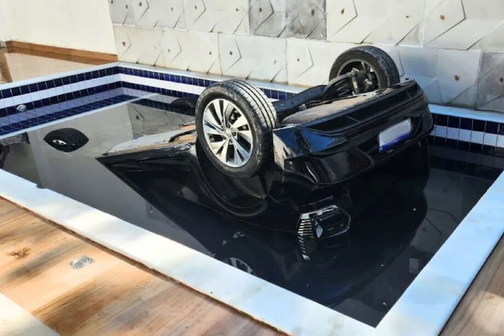 Jovem morre afogada após carro cair dentro de piscina de casa