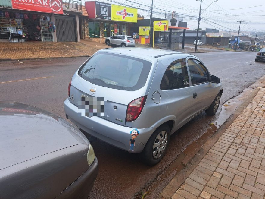 Celta é deixado em frente à residência de proprietária depois de ser furtado