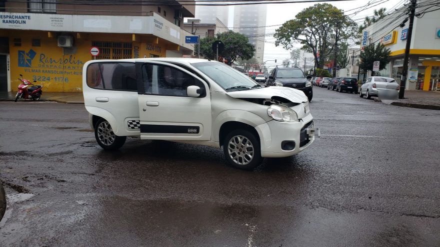 Fiat Uno e Palio se envolvem em acidente na Rua Paraná