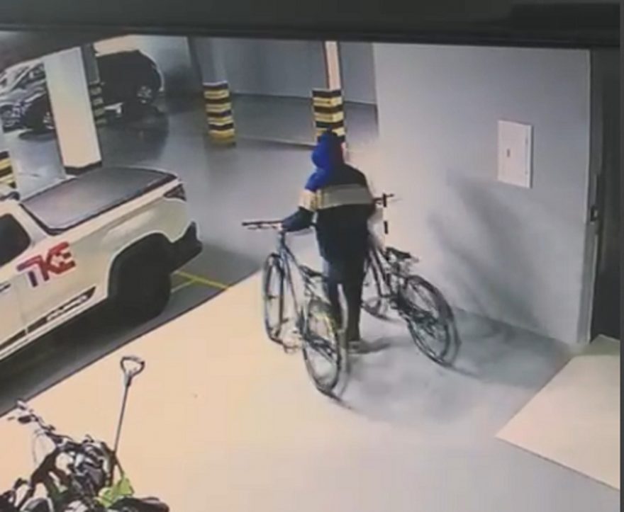 Bandido escolhe bicicletas após invadir condomínio no Pacaembu