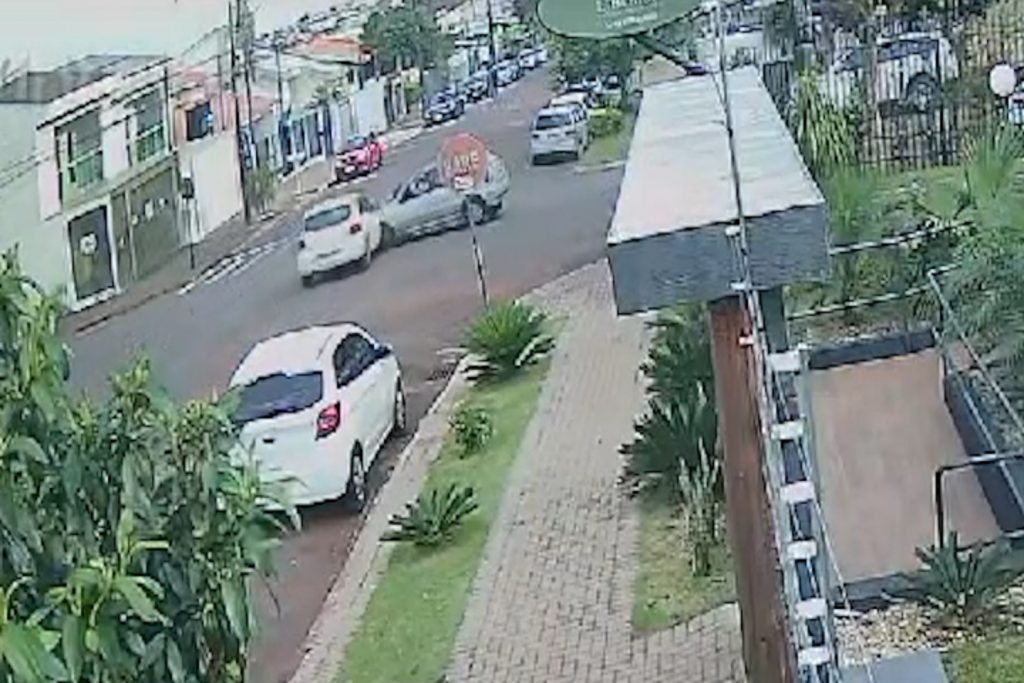 Morador teme por mais acidentes ao placa de Pare ter sido arrancada em colisão na Neva