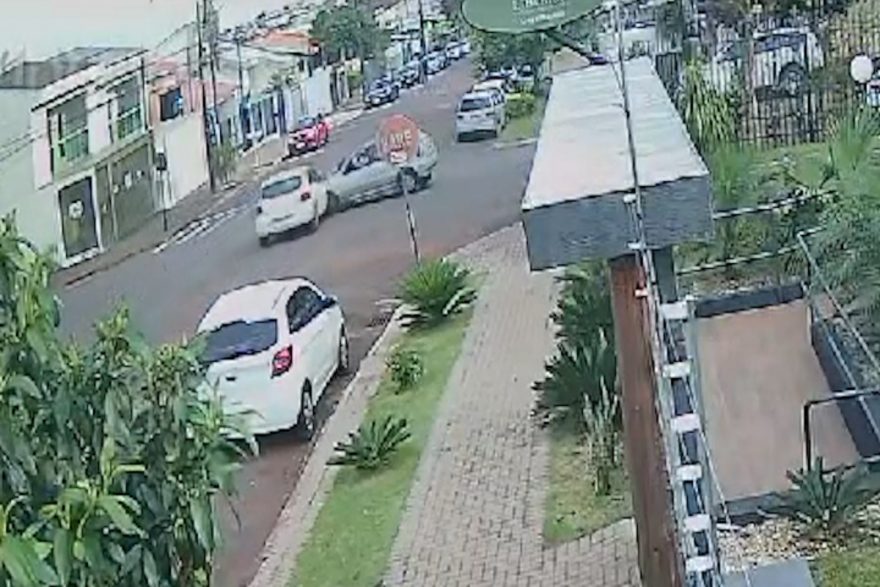 Morador teme por mais acidentes ao placa de Pare ter sido arrancada em colisão na Neva