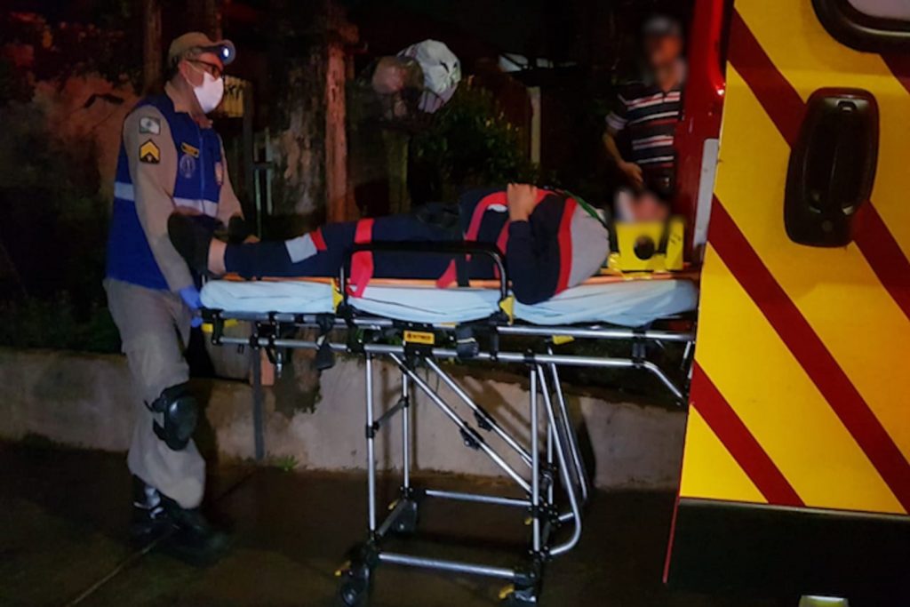 Homem com ferimento na cabeça é socorrido no Morumbi