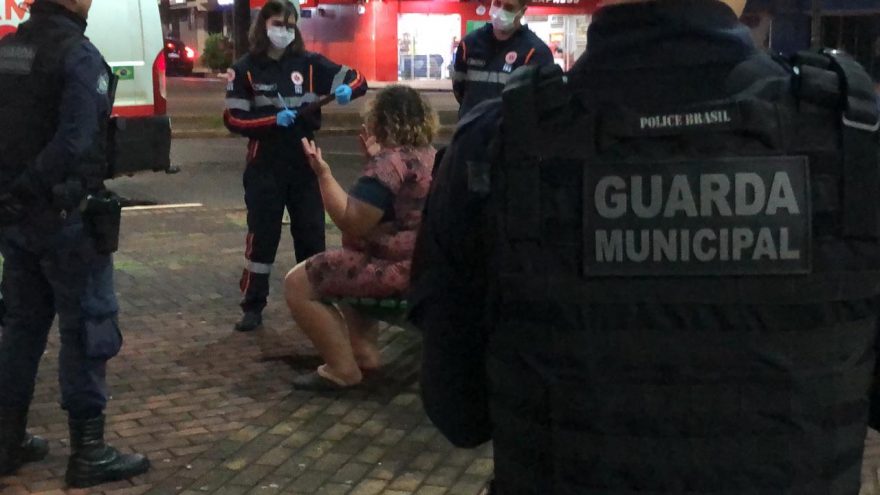 Mulher em surto invade comércios e precisa ser contida na Praça da Bíblia