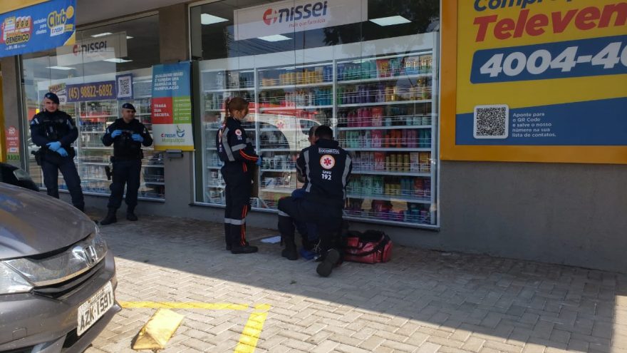 Homem briga com a mãe e o irmão e entra em surto