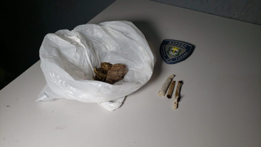 Dupla é encaminhada à Delegacia com porção e cigarros de maconha