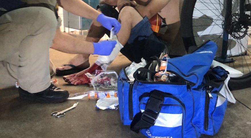 Que perigo! Brincando com faca, rapaz se corta nas proximidades da Praça da Bíblia