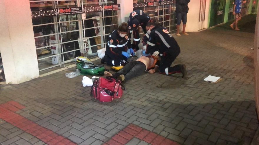 Homem morre ao ser esfaqueado na Rua Rio Grande do Sul