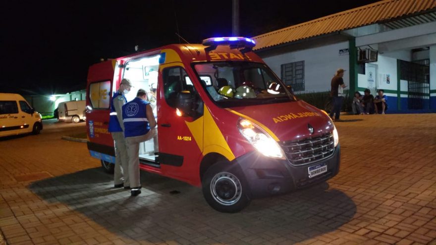 Rapaz corta o braço ao tentar buscar bola de futebol