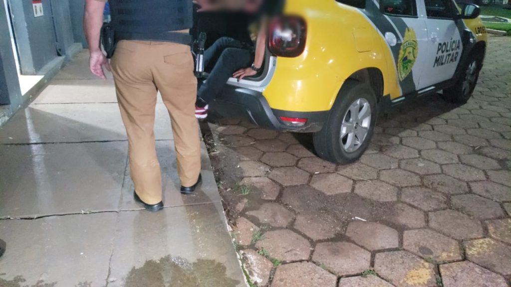 Homem liga Pálio com chave de Astra, é encontrado dormindo no carro e acaba detido