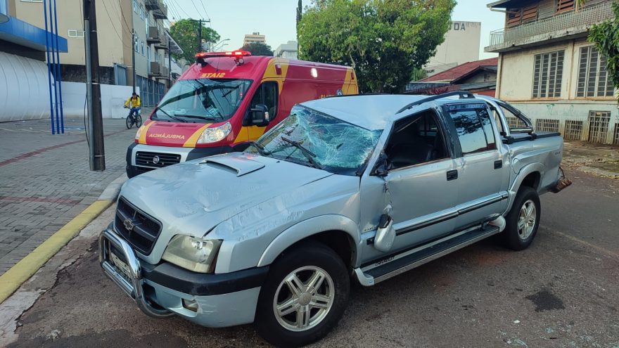 S10 capota após colisão contra Mercedes na rua São Paulo