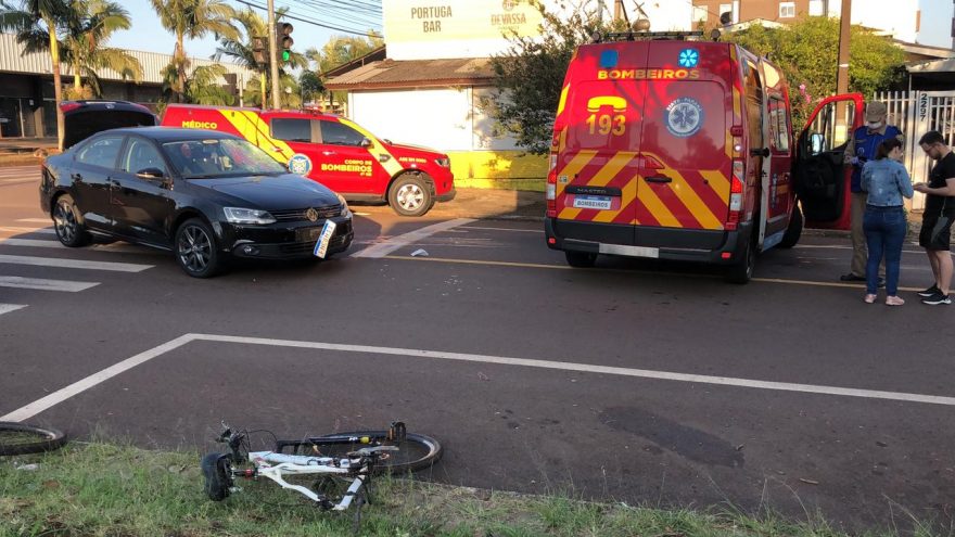 Ciclista quebra o para-brisa de Jetta com a cabeça após acidente de trânsito no bairro Coqueiral