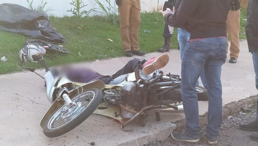 Homem é morto a tiros de calibre .45 em cima da moto na Rua Veneza