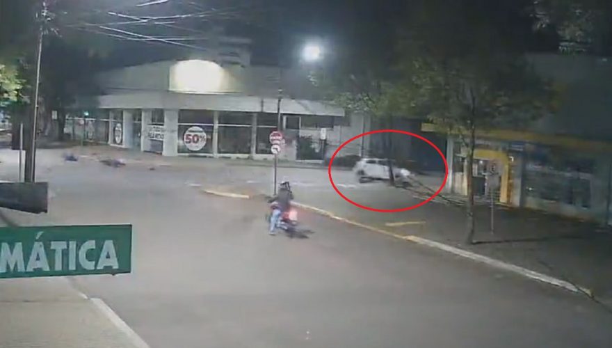 Câmera flagra acidente que terminou com carro invadindo farmácia no Centro