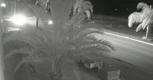 Câmera registra abordagem que terminou com assaltante baleado Imagem referente a Câmera registra abordagem que terminou com assaltante baleado