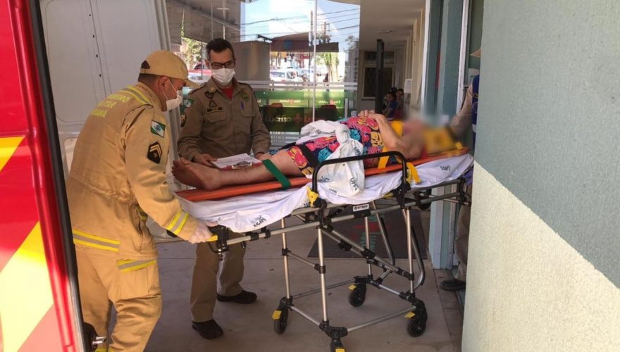 Idosa fica ferida ao sofrer queda em residência