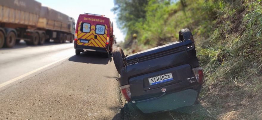 Palio capota após colisão com carreta na BR-467; Pai e filha são socorridos pelos Bombeiros