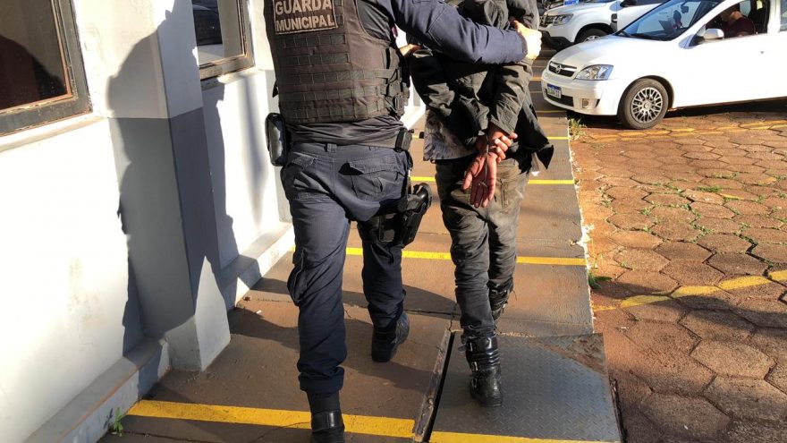 Homem é preso após danificar veículo da Assistência Social