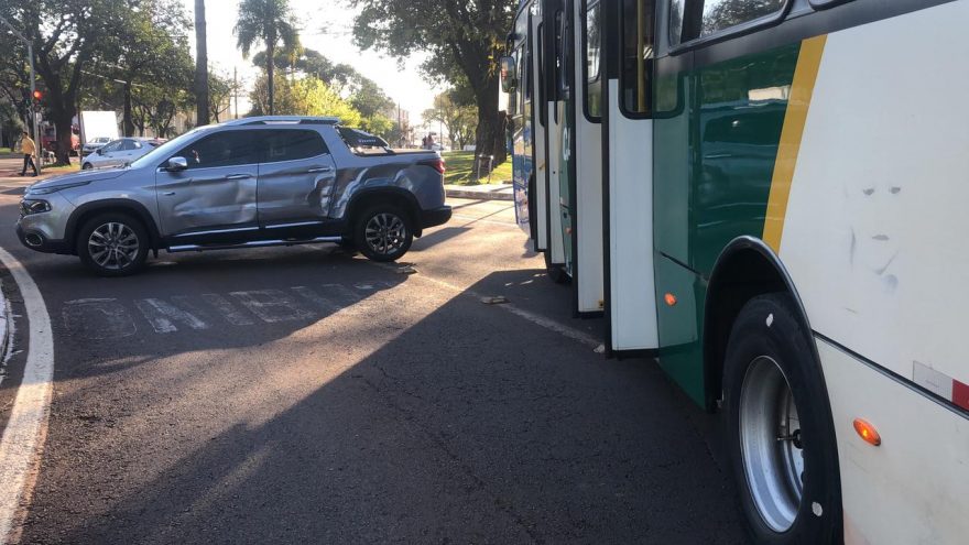 Fiat Toro e ônibus se envolvem em acidente nas proximidades da Praça do Migrante