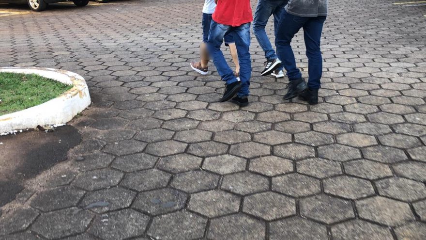 Dois são presos pelo GDE com carro roubado